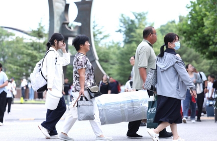 牛金财富 大学迎新现场仪式感满满 八旬老人送孙辈入学三代人圆梦